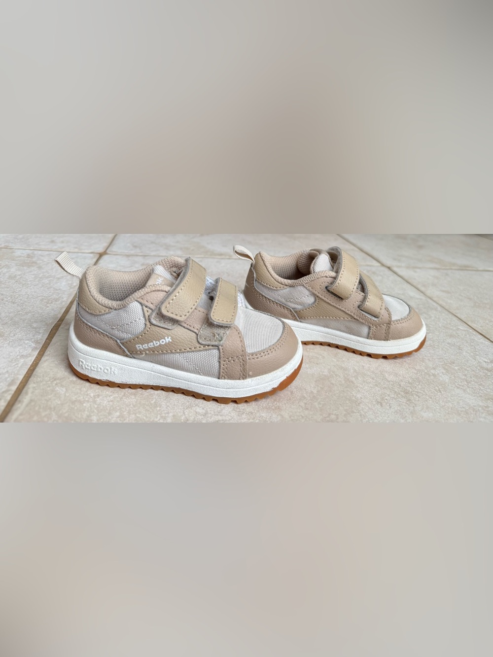 Reebok Weebok Clasp Low Toddler Size 6.5 - Excellent Condition w/ Box neutral